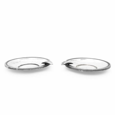 Coppia di posaceneri, argento 800. Diametro cm 8,5