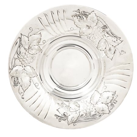 Piatto bulinato in argento 800 con decorazioni di foglie e uva