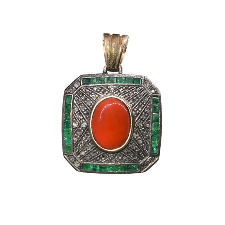 Ciondolo in oro bianco  a basso titolo e argento con diamanti taglio antico, corallo giapponese e smeraldi