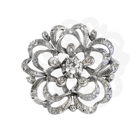 Spilla a fiore in oro bianco con brillante centrale e scaglie di brillanti
