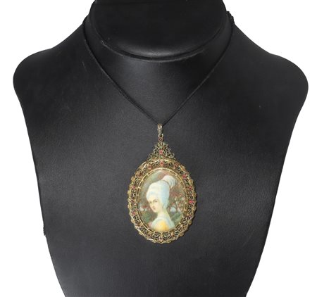 Medaglione in filigrana dorata con miniatura, vetro bulinato a motivi floreali, piccole pietre granatine sul bordo, early 20th century