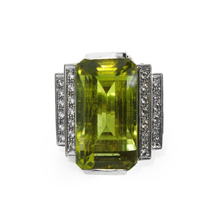 Anello da cocktail in oro bianco con corindone centrale affiancato da una doppia fila di brillanti per lato