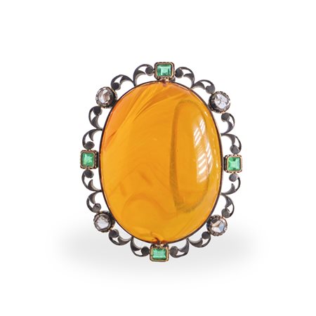 Spilla ovale in oro 750 e argento con ambra centrale e lungo il margine brillanti taglio antico e smeraldi quadrati 