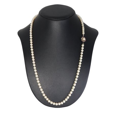 Collana di perle con susta a guisa di fiore in oro bianco 750 con perla centrale