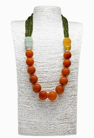 Collana con un filo di sfere di eosite con due divisori in giada bruciata e sei fili in avventurina verde