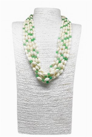 Collana a 5 fili di avariolina bianca intramezzati da sferette in giada verde riscaldata con chiusura in argento placcata in oro