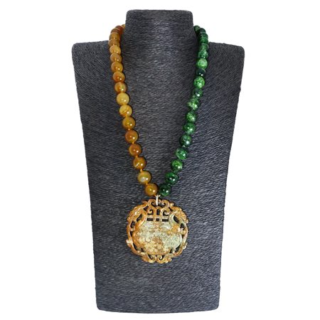 Collana composta da due fili, 1 filo in granato verde e un filo in corniola a sfere lisce con centrale in giada bruciata e gancio in rame