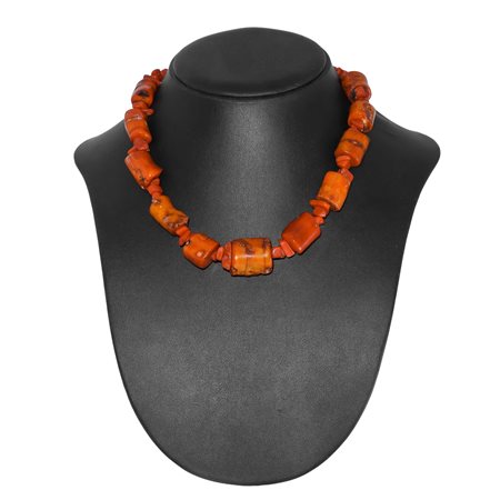 Collana in corallo rosso con grani tubolari con chiusura in metallo argentato