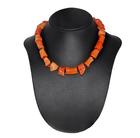Collana in corallo rosso con grani tubolari con chiusura in metallo