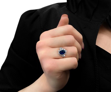 Anello in oro bianco con zaffiro centrale e ghiera di diamanti taglio a baguette
