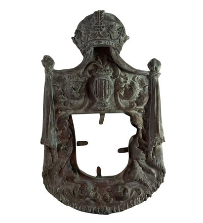 Scudo in bronzo a cera persa, periodo XIX/XX secolo. Dimensioni: 30x50 cm....
