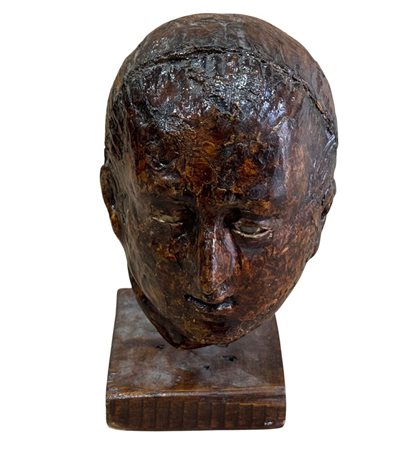 Antica scultura in scagliola e cartapesta, con occhi di vetro poggiante su...