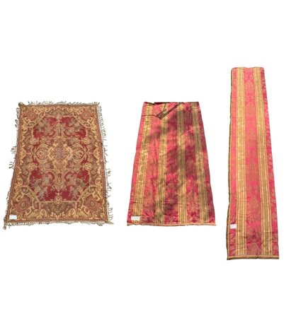 Lotto di 10 elementi in stoffa tra cui un tappeto e tende, di diverse...