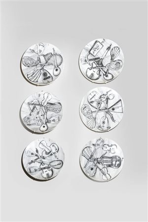 PIERO FORNASETTI<BR>Milano 1913 - 1988<BR>Lotto di 6 piatti della serie"Strumenti", anni '60