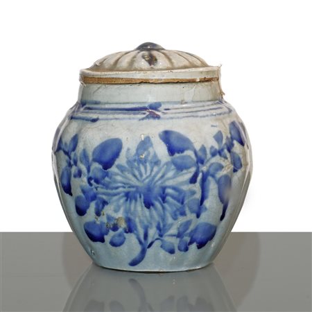 Vaso in ceramica policromo con i toni del blu, dinastia Qing