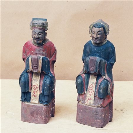 Coppia di statuette in legno, moglie e marito