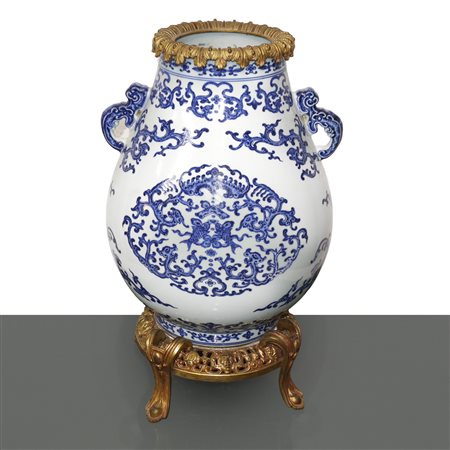Vaso cinese in porcellana bianca e blu montato su un vaso francese in bronzo del XIX secolo, Qing dynasty