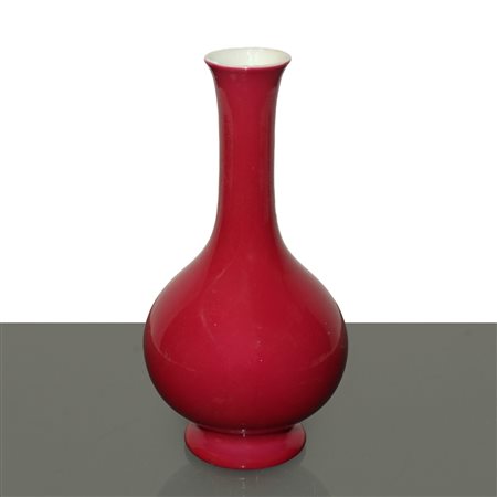 Piccolo vaso in smalto rosso, Qing Dynasty 18° secolo