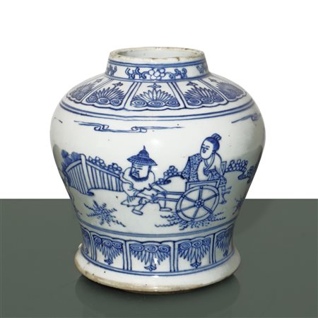 Vaso cinese smaltato bianco e blu con figurazioni tradizionali e decori, 19° secolo
