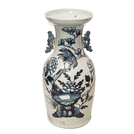 Vaso cinese in porcellana bianca con decori azzurri su base in legno