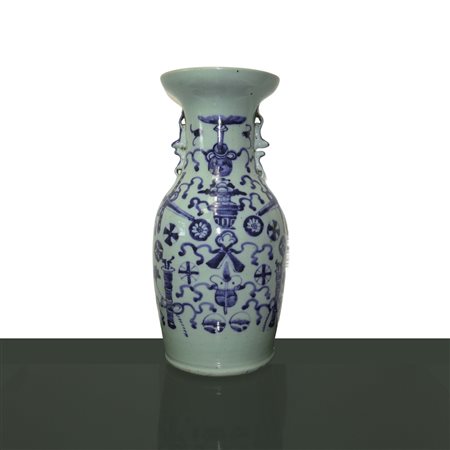 Vaso cinese in porcellana celadon a  decori blu su fondo bianco