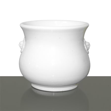 Piccolo vaso cinese smaltato bianco con teste di leone a rilievo ai lati, Qing Dynasty