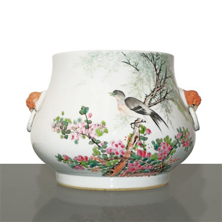 Vaso in porcellana cinese con decoro floreale e di uccelli sul fronte, iscrizione al retro e prese laterali con teste di leoni, 19° secolo