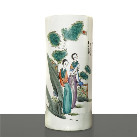 Vaso cilindrico cinese con due tradizionali figure femminili ed iscrizione, First half of the 20° secolo.