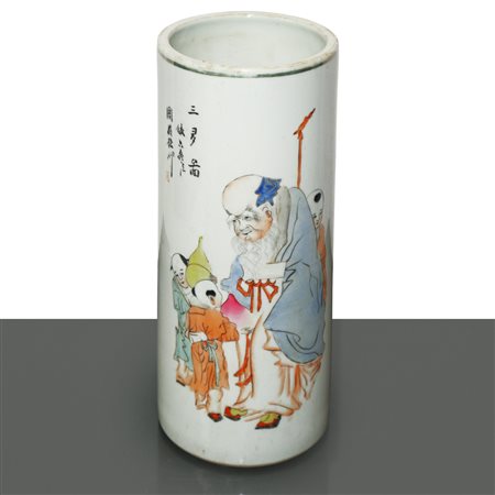 Vaso cilindrico cinese con figurazione tradizionale ed iscrizione, 20° secolo
