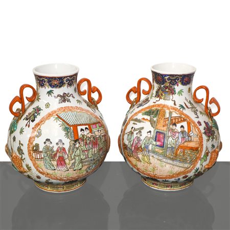 Coppia di vasi orientali con manici e dipinti di scene di genere