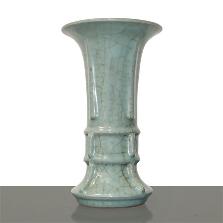 Vaso cinese di tipo Gu con smalto celadon color azzurro polvere