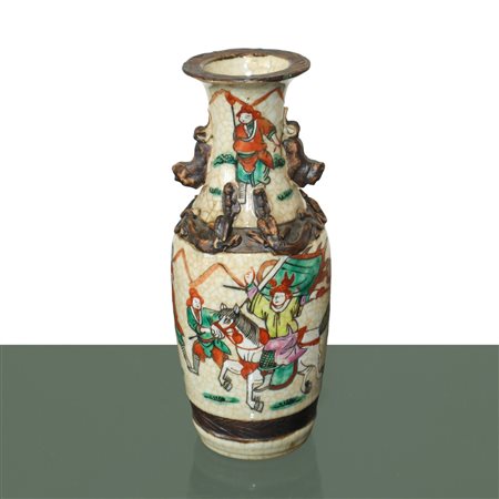 Vaso cinese dipinto policromo con scene di guerrieri in battaglia e decori a rilievo, Qing Dynasty