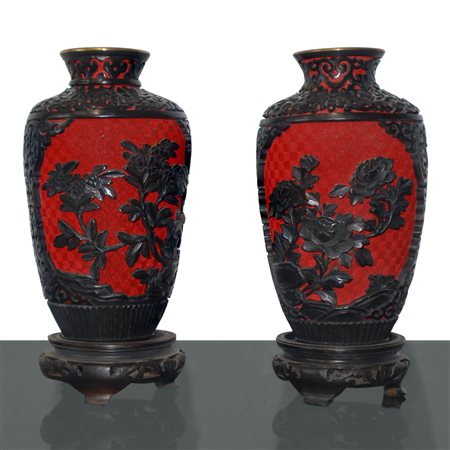 Coppia di vasi orientali in metallo, legno e lacche rosse