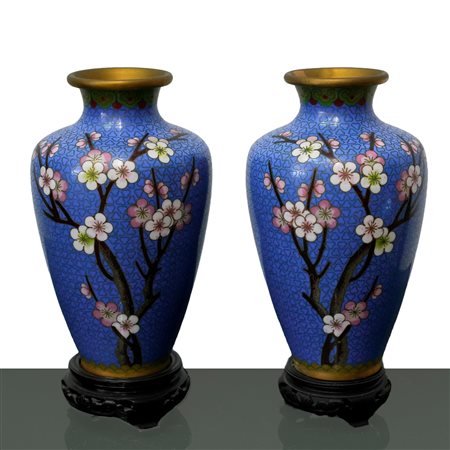 Coppia di vasi cloisonnet a sfondo blu con fiori di pesco e decori dorati