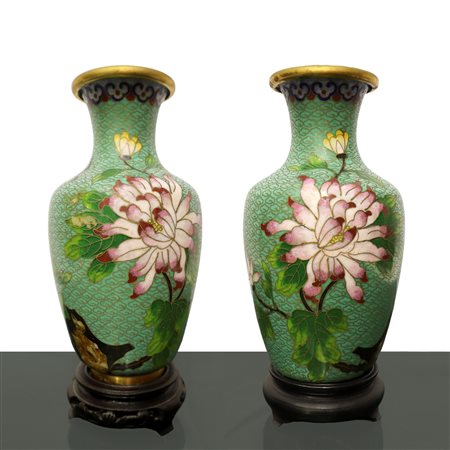 Coppia di vasi cinesi cloisonnet a sfondo verde acqua con fiori rosa e giallo, decori dorati