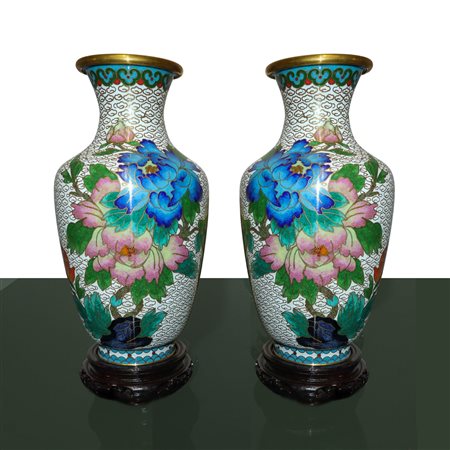 Coppia di vasi cloisonnet con fondo bianco e decori floreali con base in legno