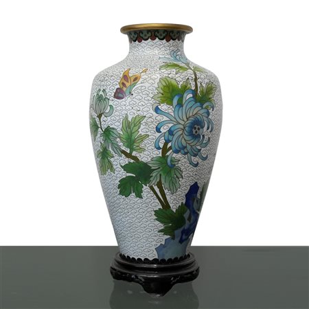 Vaso cloisonnet bianco con fiori blu e farfalle, decori dorati
