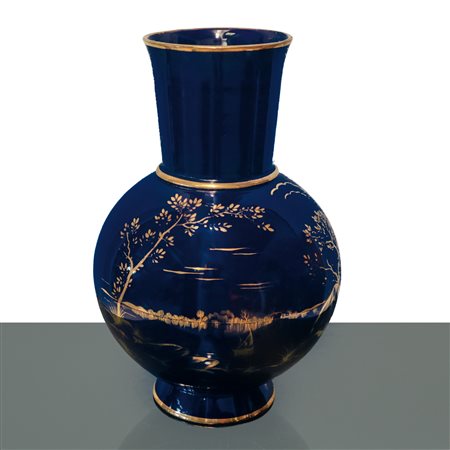 Vaso cinese in porcellana blu con decori floreali dorati