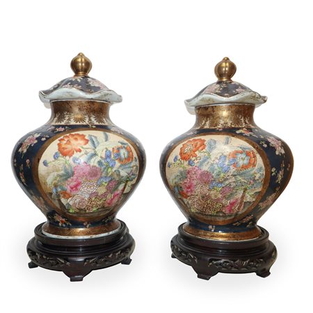 Coppia di poutiche cinesi dipinte policrome su fondo nero con base in legno