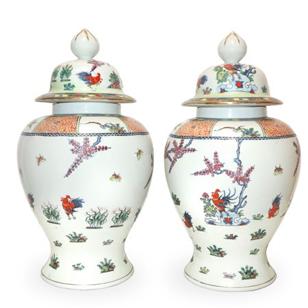 Poutiche cinesi in porcellana bianca con decori floreali