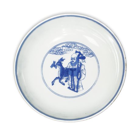 Piattino in porcellana cinese blu e bianca con varie figurazioni tradizionali