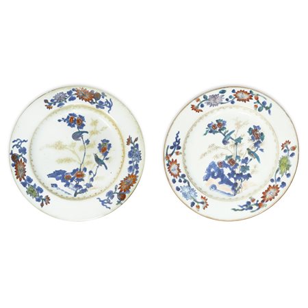 Coppia di piatti cinesi con decorazione floreale policroma ed uccelli, 18° secolo