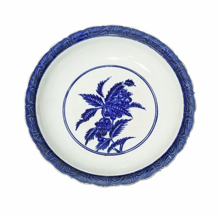 Piatto cinese in porcellana blu e bianca con raffigurazione vegetale, Ming Dynasty