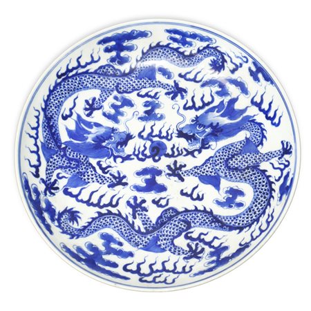 Piatto cinese in porcellana bianca e blu raffigurante due dragoni, Ming Dynasty