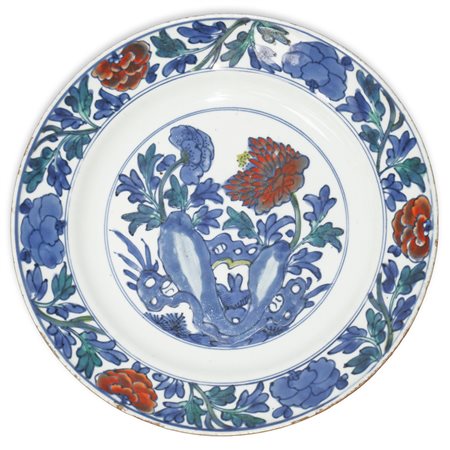 Piatto cinese con decorazioni floreali blu e rosse, Qing Dynasty Kangxi period