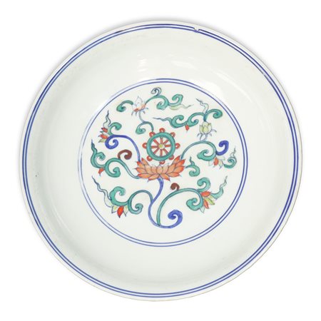 Piatto cinese in stile famiglia verde con decorazione fitomorfa, Ming Dynasty