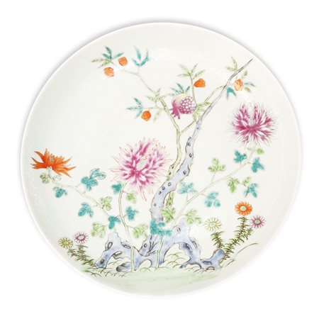 Piatto cinese in stile famiglia rosa con decorazioni floreali e melograno, First half of the 20° secolo.