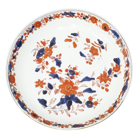 Piatto cinese con decorazioni floreali rosse, blu ed oro in stile Imari, Qing Dynasty Kangxi period