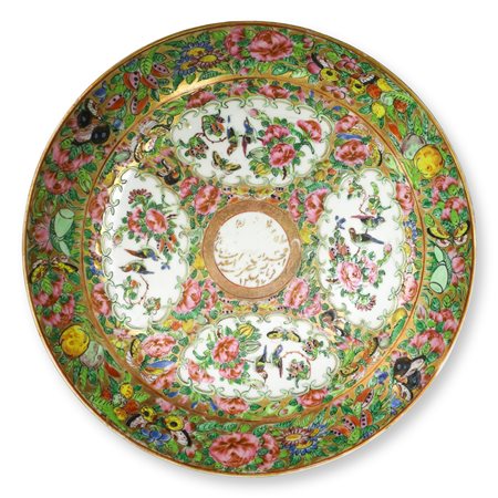 Piatto cinese dipinto policromo con decori floreali, uccelli e farfalle in rilievo