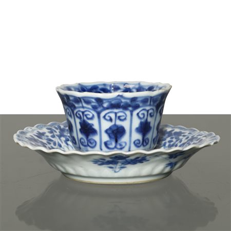 Tazzina e piattino cinesi in ceramica blu e bianca con decorazioni floreali ed uccelli, 17° Kangxi era